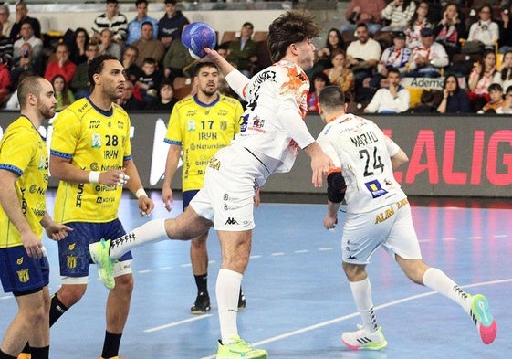 Carlos Álvarez, en un partido con el Abanca Ademar.