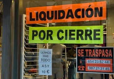 El cierre de una tienda en el centro de León deja todo a cinco y diez euros