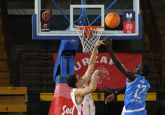 Disputa en el partido entre la Cultural y Ciudad de Huelva