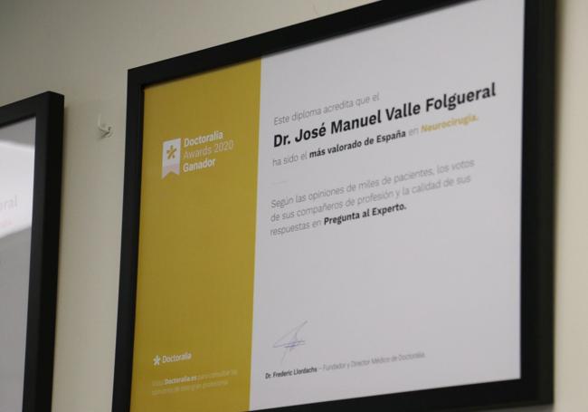 El premio Doctoralia de 2020 en su consulta.