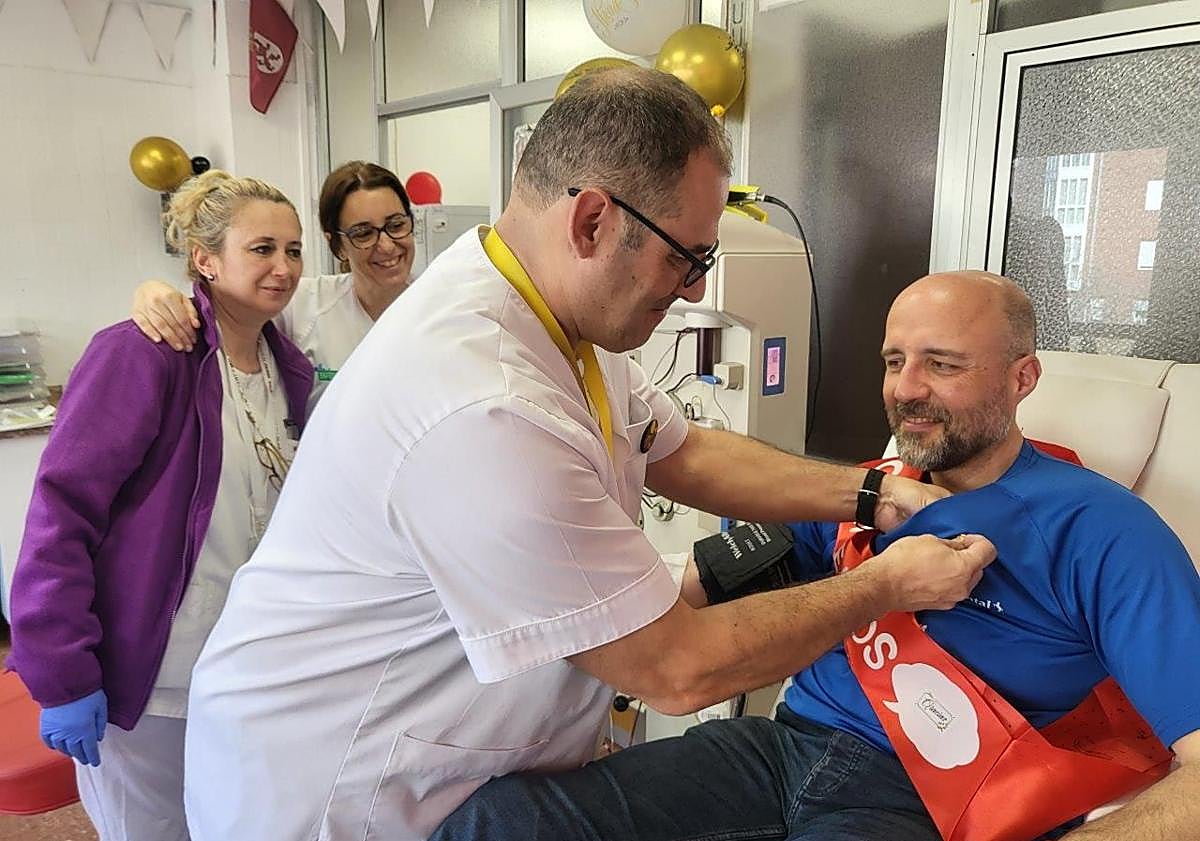 Imagen principal - 50 donaciones de sangre por su 50 cumpleaños