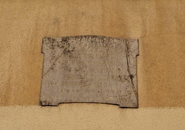 La descolorida placa que recuerda a los Héroes Leoneses en el corral de San Guisán
