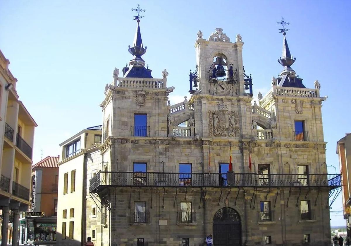 Multa de 750 euros para un joven en Astorga por destrozar mobiliario urbano