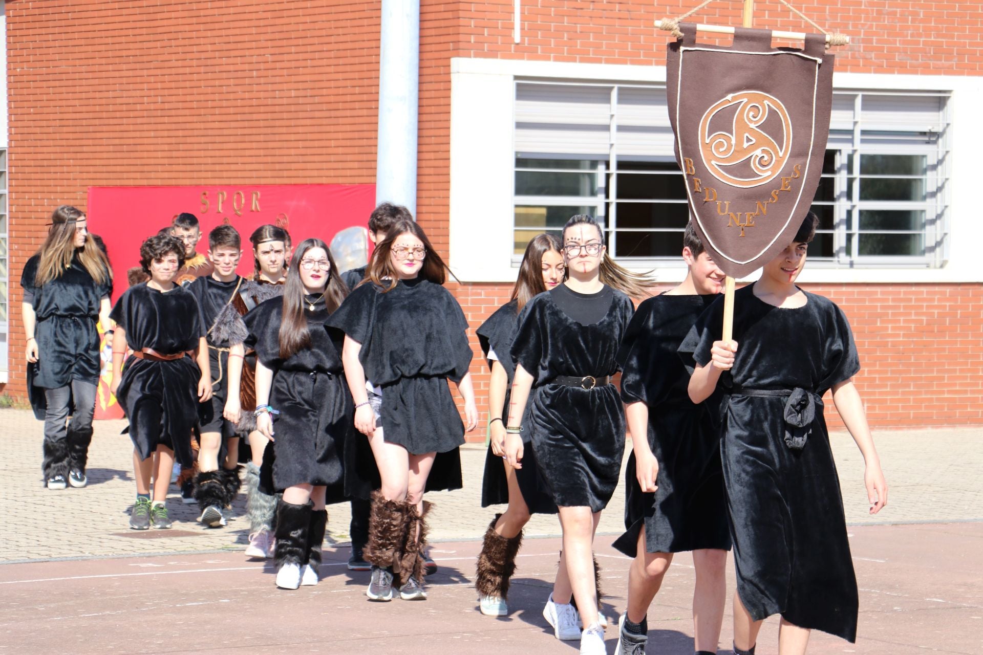 Las imágenes de los juegos astures y romanos en el IES Lancia
