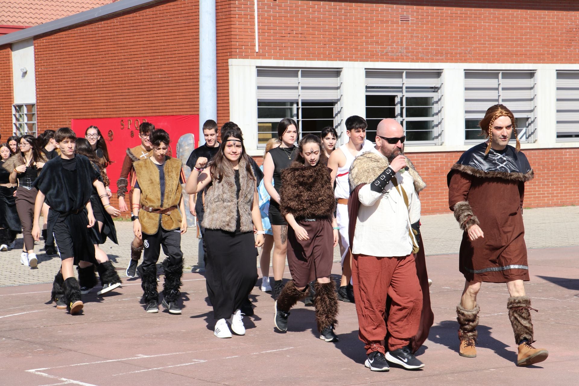 Las imágenes de los juegos astures y romanos en el IES Lancia