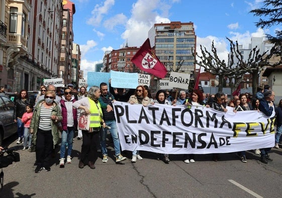 La manifestación del domingo 6 de abril pasando junto a la Estación de Matallana en León