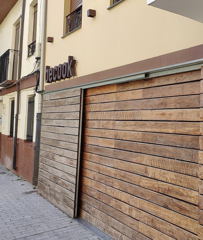 Imagen secundaria 2 - Imágenes del exterior del local.