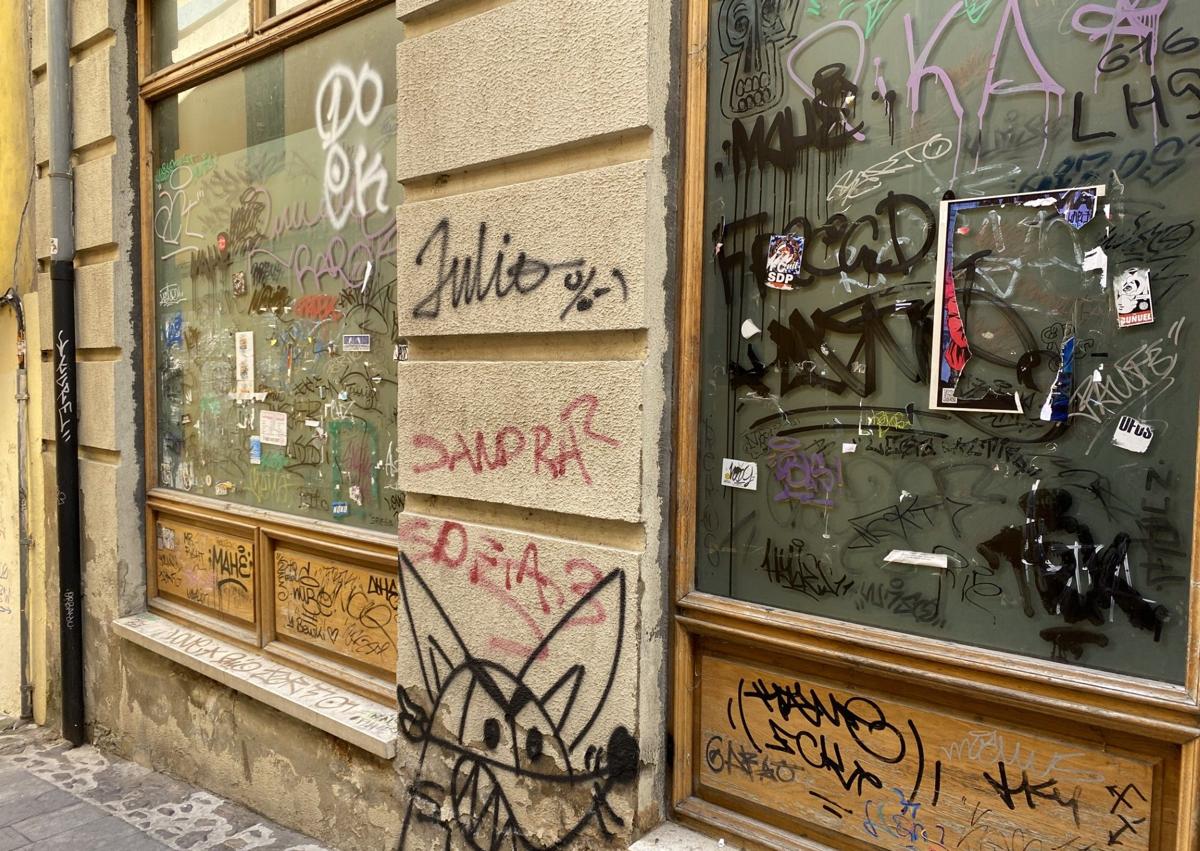 Imagen secundaria 1 - El PP tira de ironía: «Leoneses y visitantes podrán disfrutar de un casco histórico lleno de pintadas»