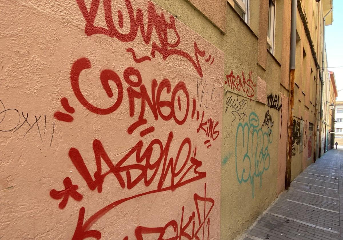 El PP tira de ironía: «Leoneses y visitantes podrán disfrutar de un casco histórico lleno de pintadas»