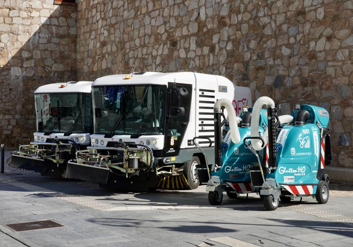 Dos nuevas barredoras y dos aspiradoras se incorporan a los servicios de limpieza viaria del Ayuntamiento de León.