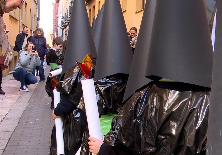 Imagen de la procesión realizada por los alumnos de Carmelitas