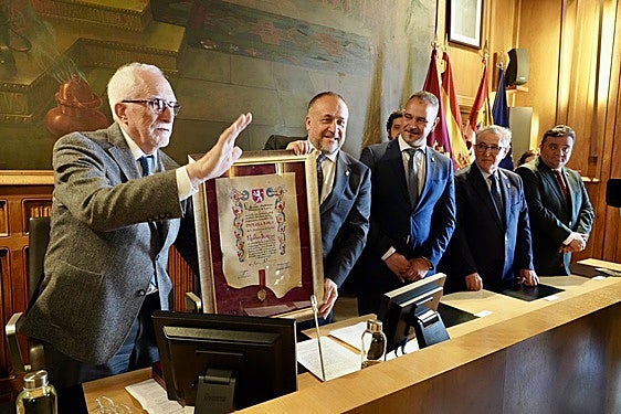 Entrega de la Medalla de Oro de la Provincia de León a Luis Mateo Díez
