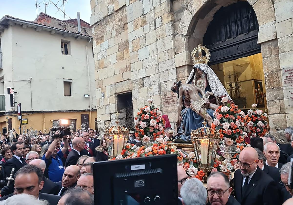 Todo listo a las puertas de la iglesia del Mercado.