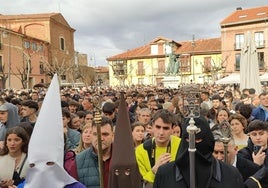La plaza de Santo Martino llena de gente el Sábado de Pasión.