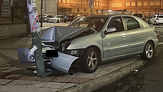 Herido un conductor en León que sextuplicaba el límite de alcohol permitido y chocó contra una farola