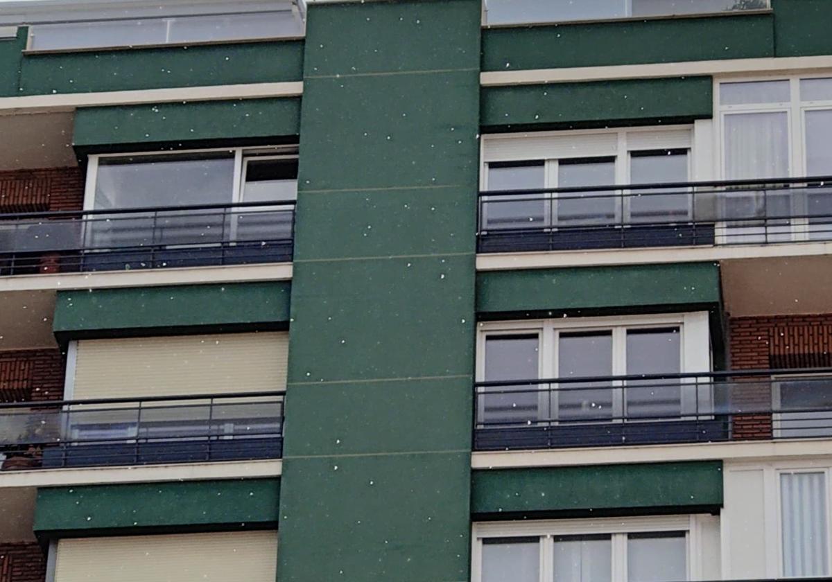 Intenso frío para un Miércoles Santo con lluvia, viento y nieve
