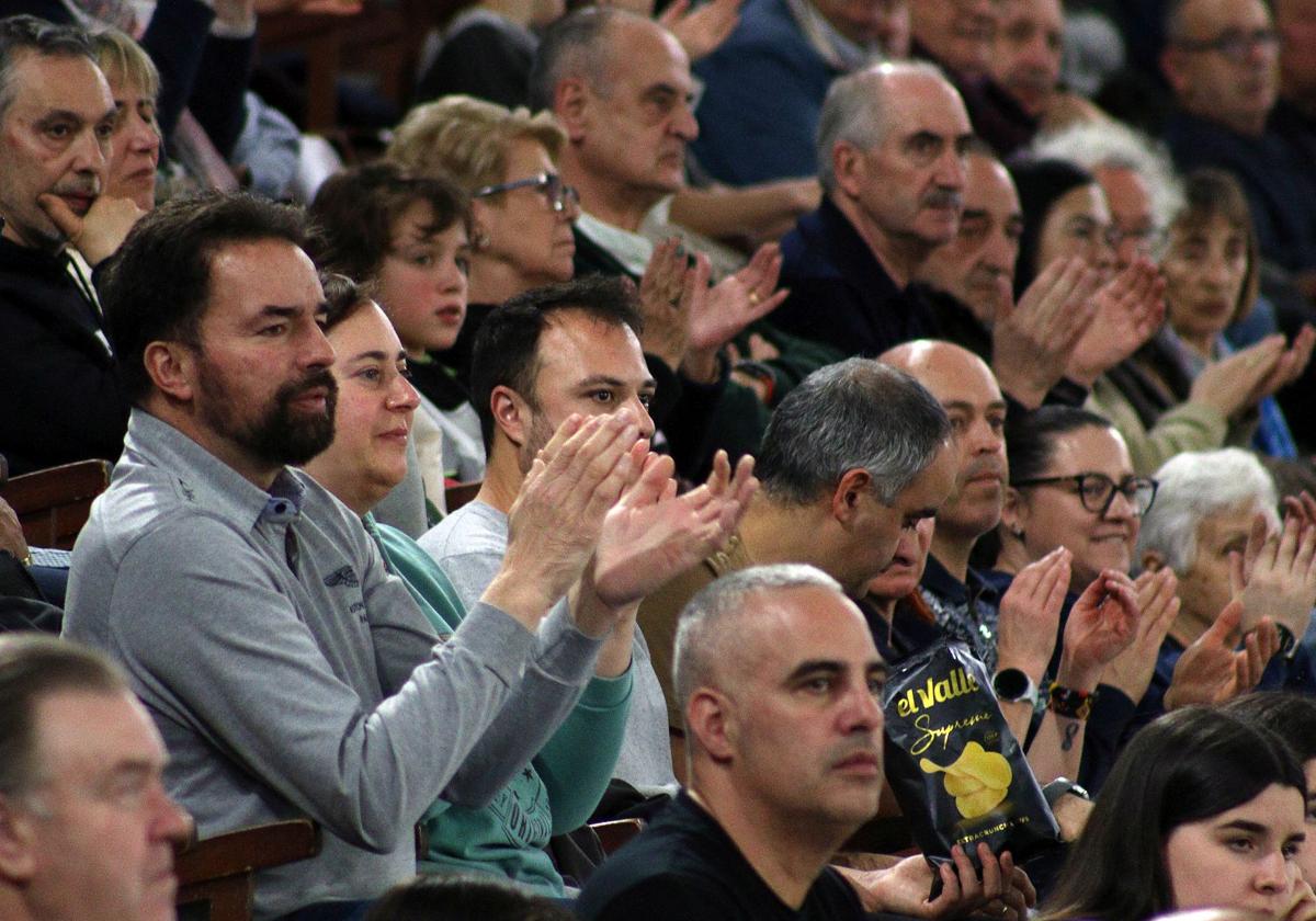 Afición en el Palacio de los Deportes.