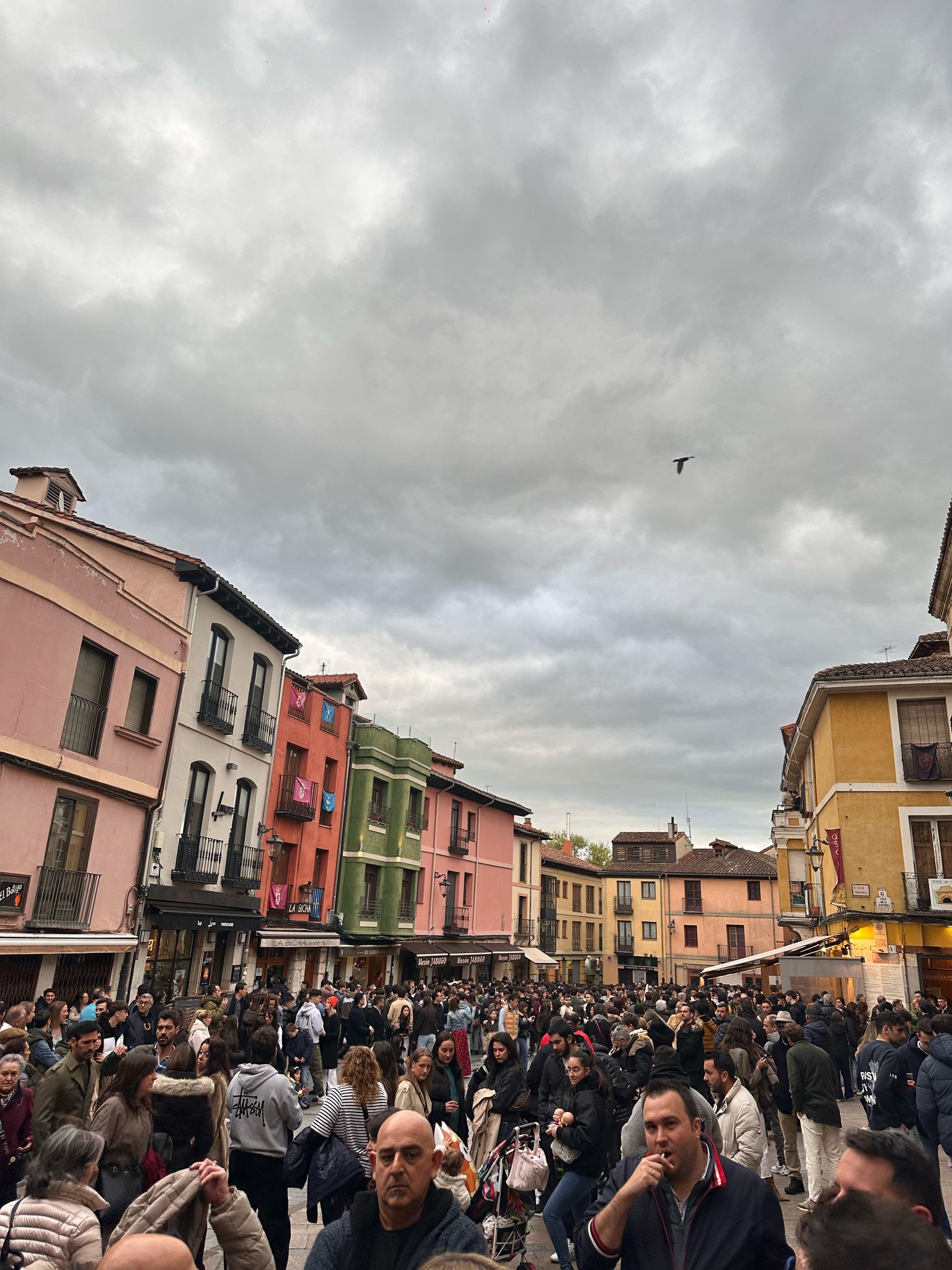 Imágenes del ambiente en León la tarde de Jueves Santo