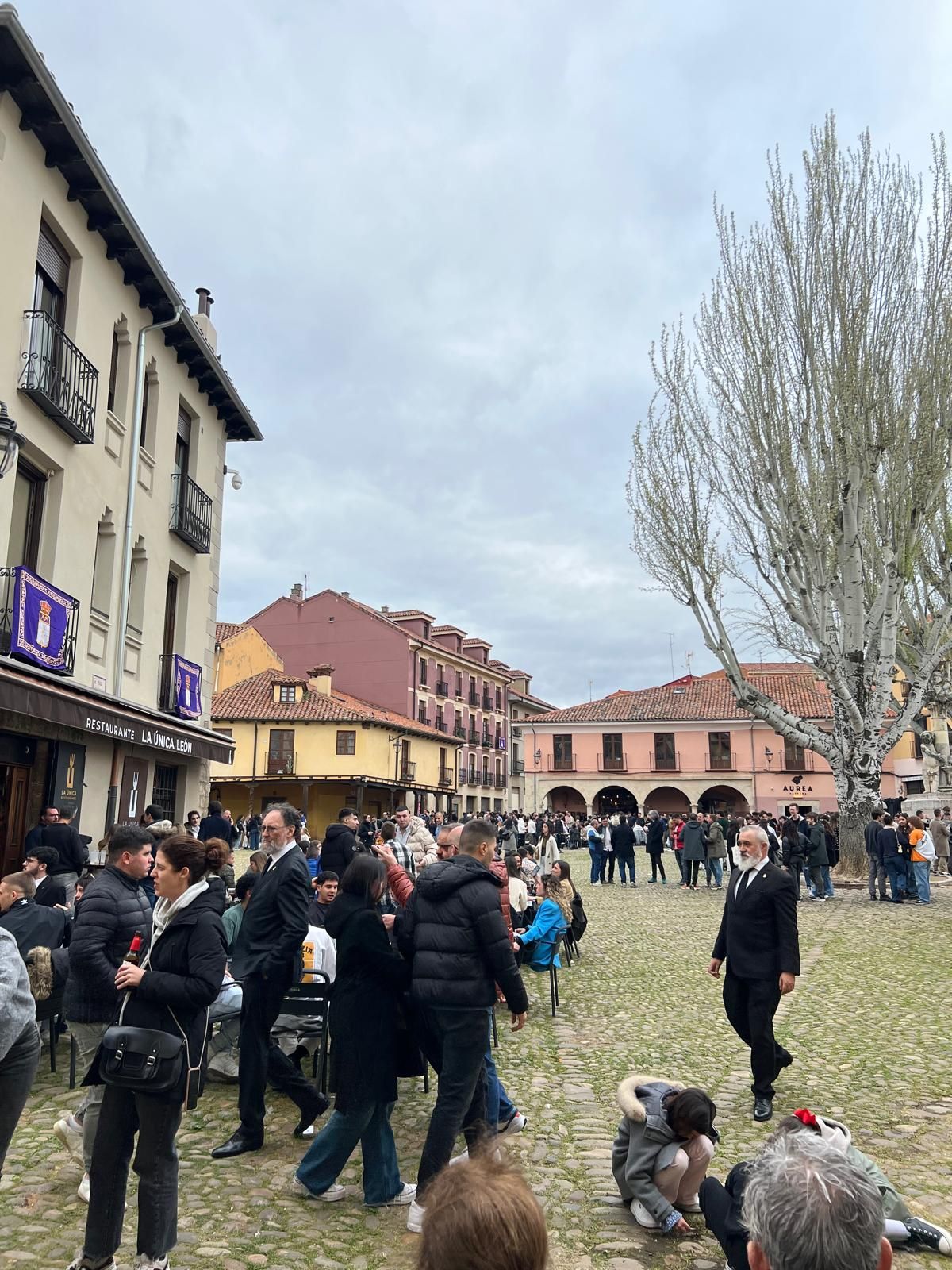 Imágenes del ambiente en León la tarde de Jueves Santo