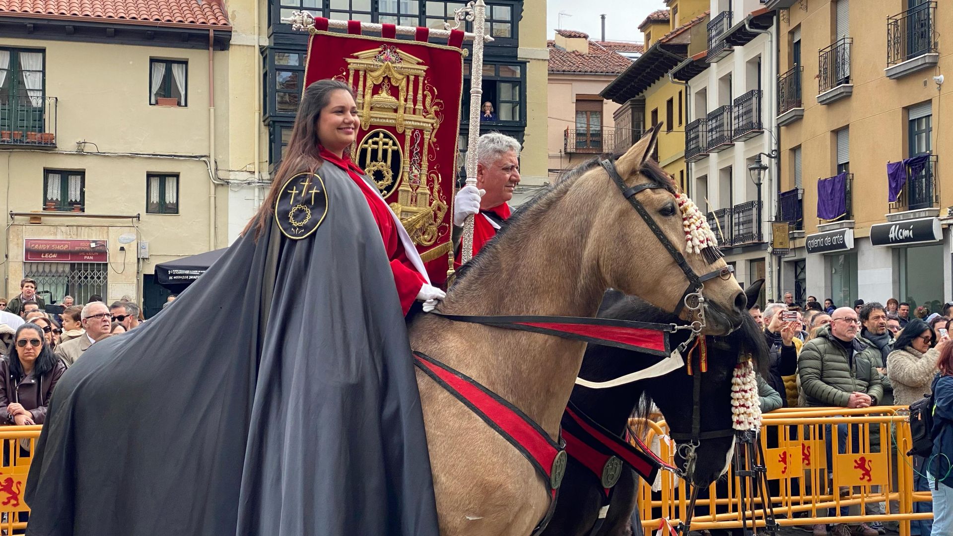 El pregón a caballo anuncia siete palabras para teñir León de rojo amapola