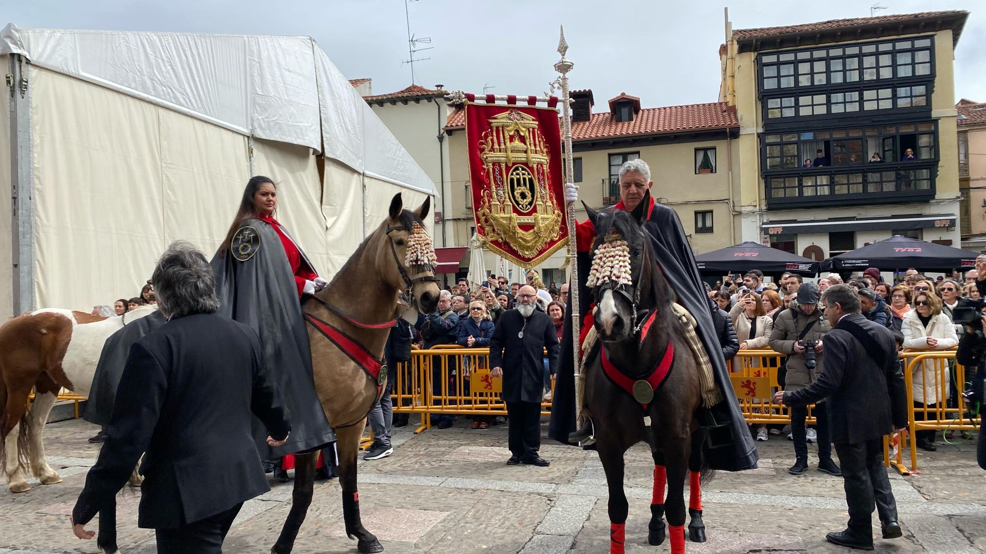 El pregón a caballo anuncia siete palabras para teñir León de rojo amapola