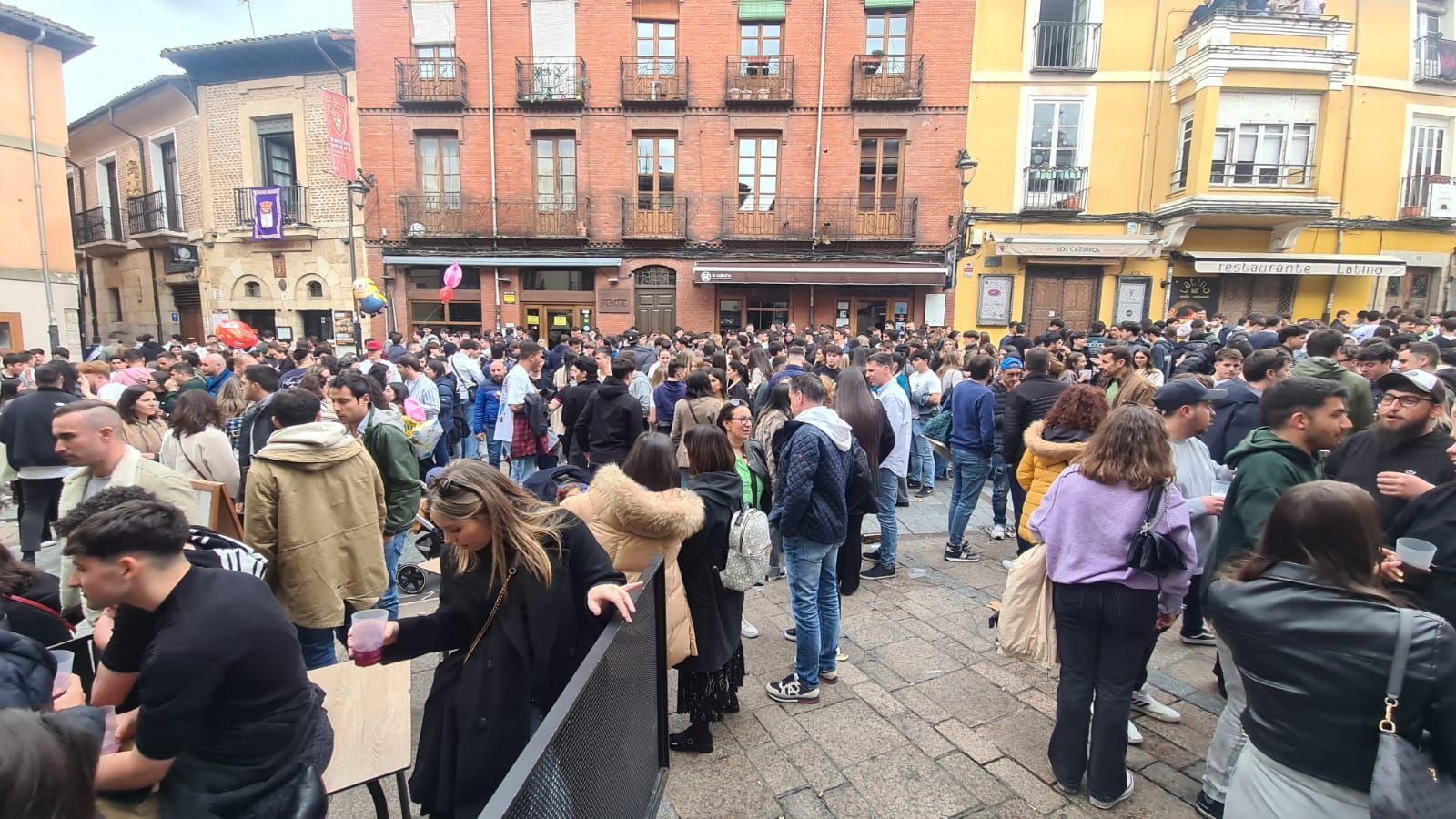 Imágenes del ambiente en León la tarde de Jueves Santo
