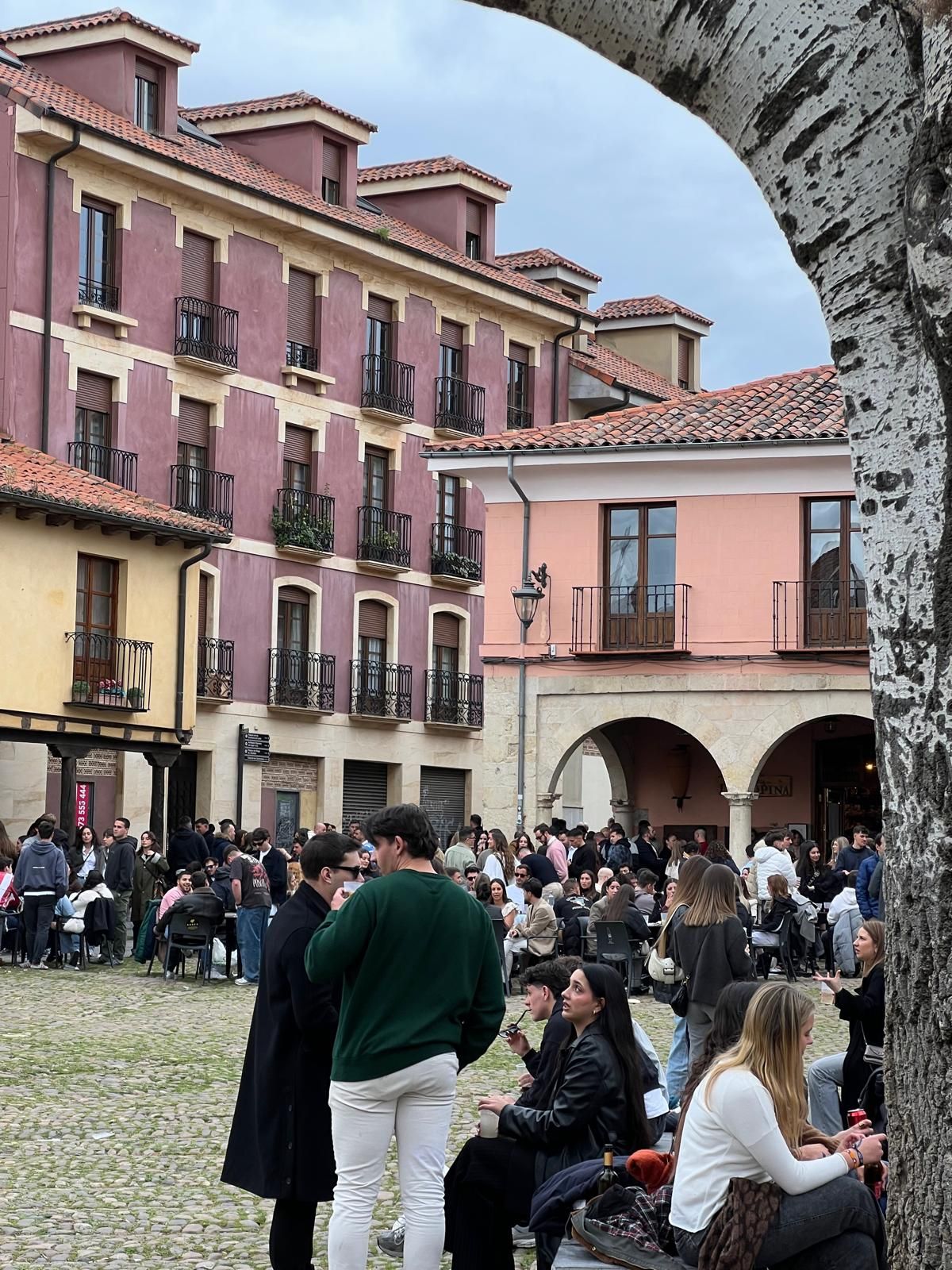 Imágenes del ambiente en León la tarde de Jueves Santo