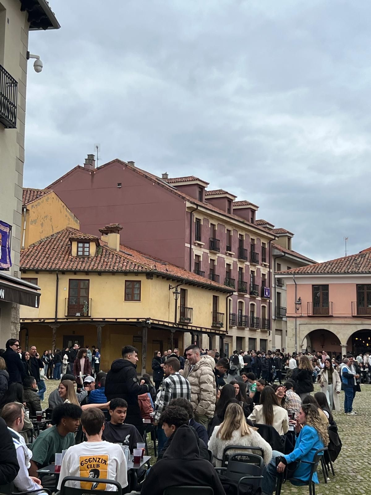 Imágenes del ambiente en León la tarde de Jueves Santo