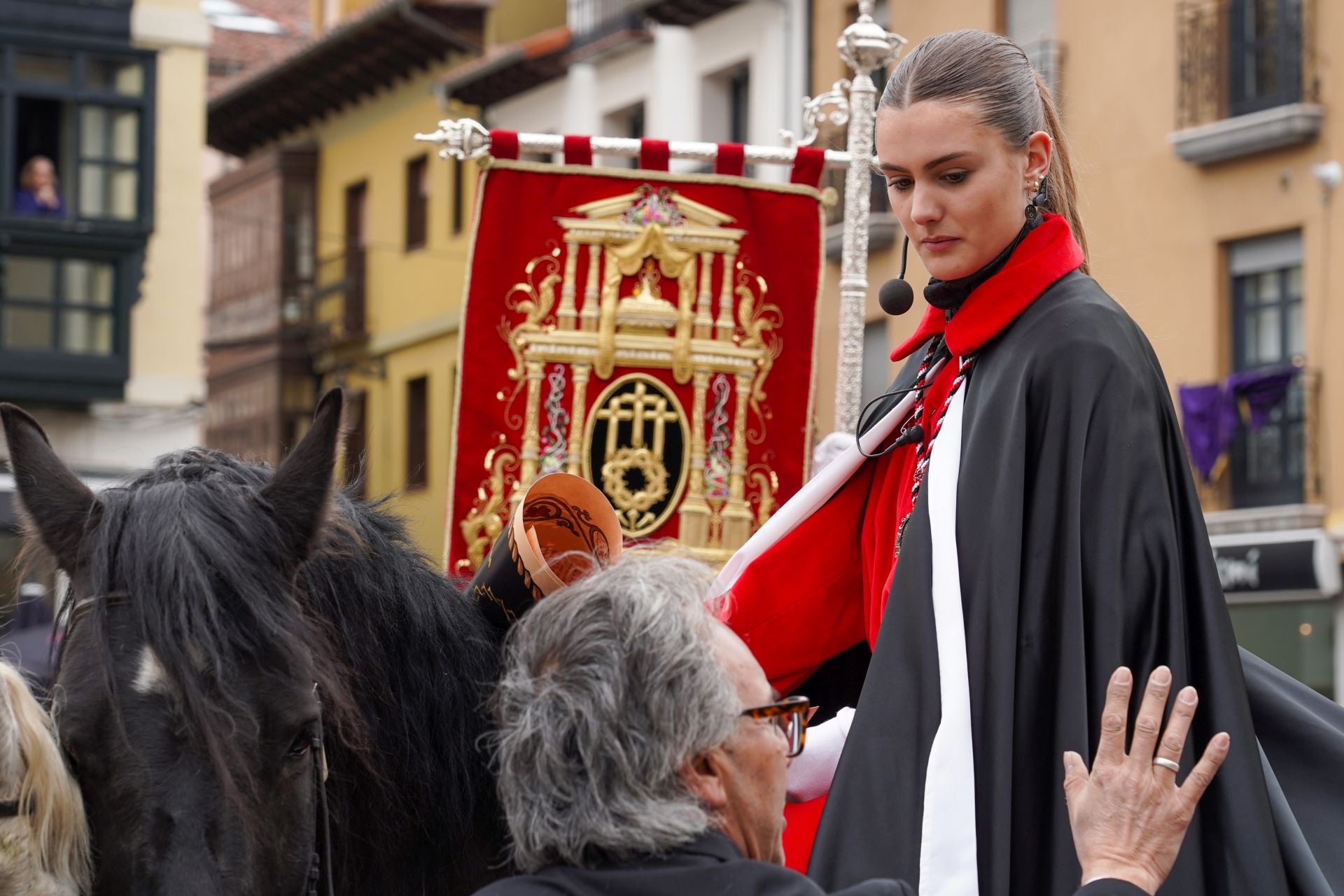 El pregón a caballo anuncia siete palabras para teñir León de rojo amapola