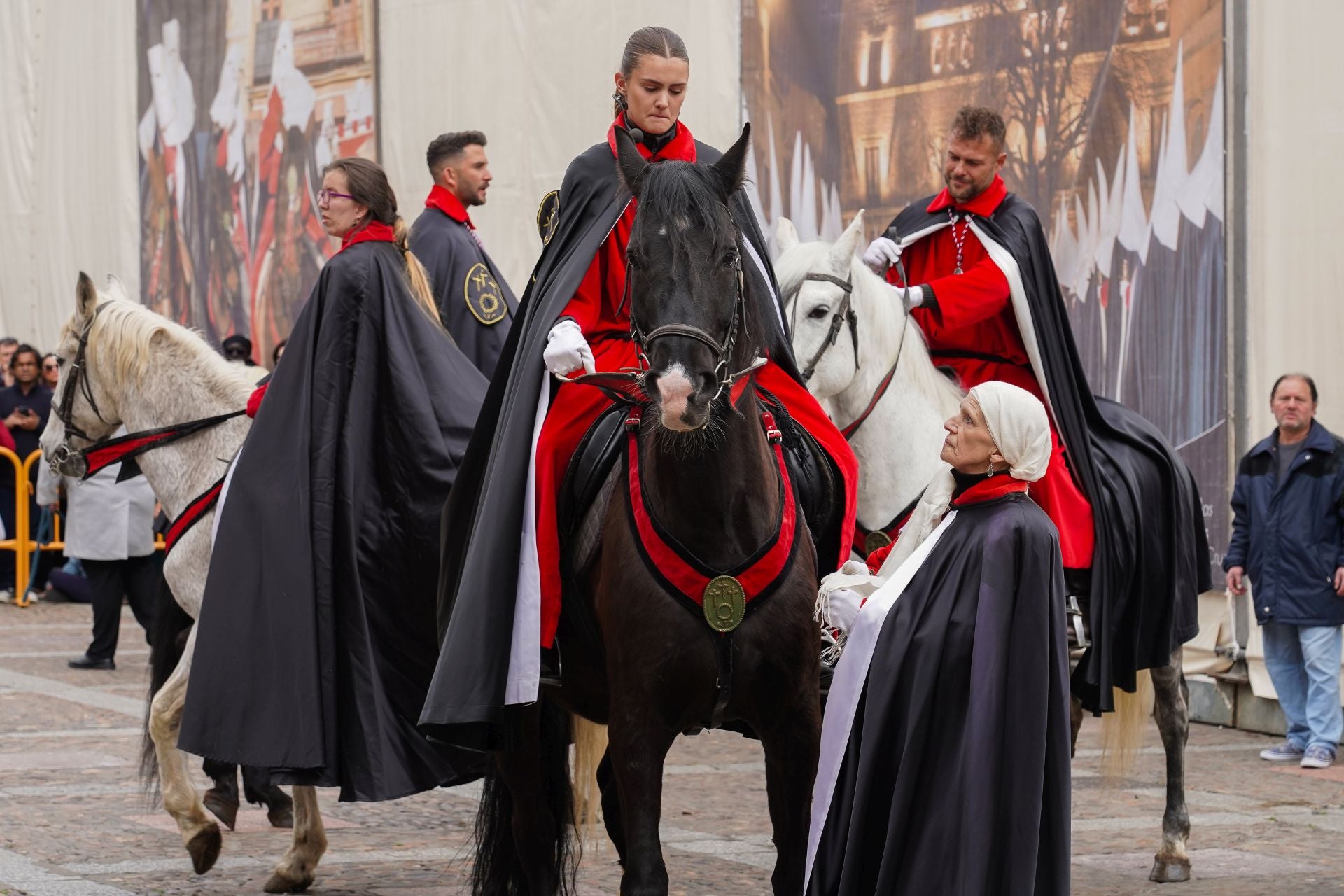 El pregón a caballo anuncia siete palabras para teñir León de rojo amapola