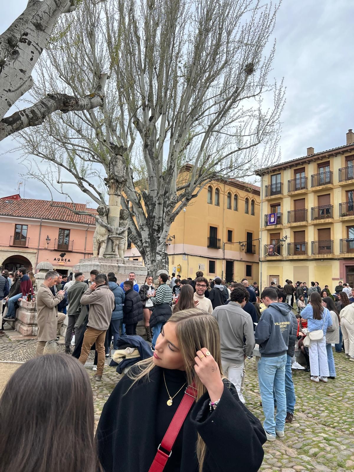 Imágenes del ambiente en León la tarde de Jueves Santo