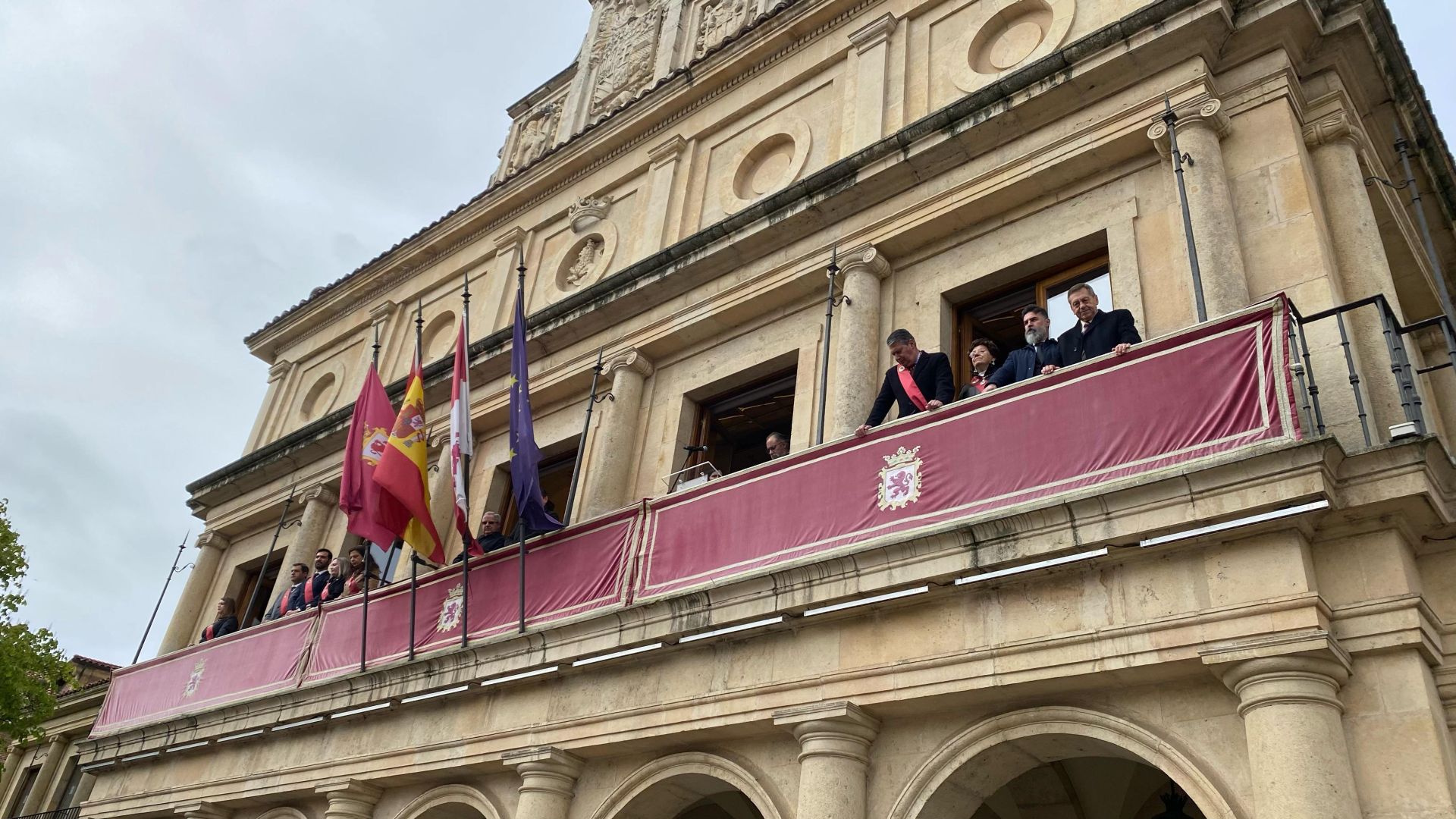 El pregón a caballo anuncia siete palabras para teñir León de rojo amapola