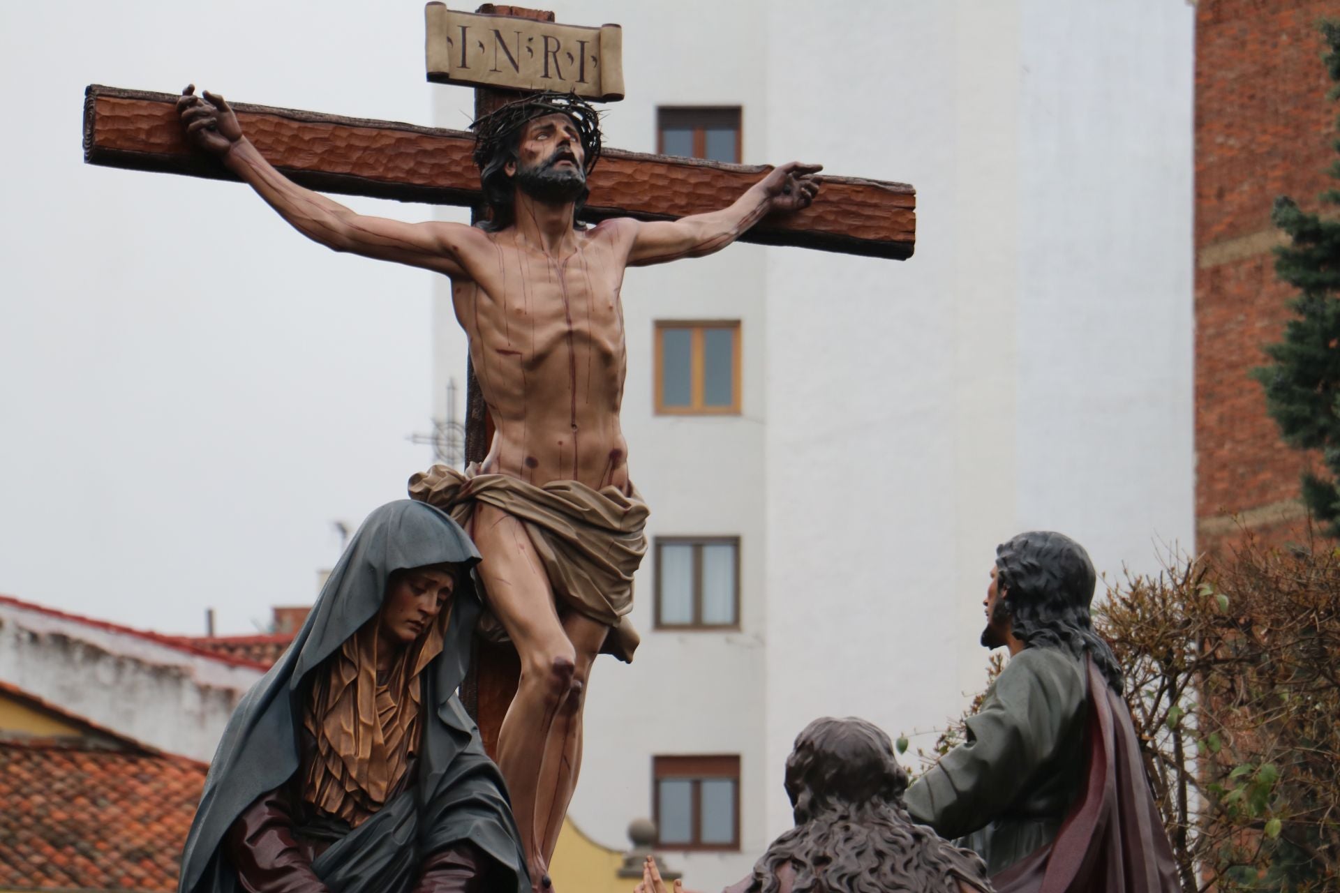 Las imágenes de la salida y procesión de Los Pasos en León