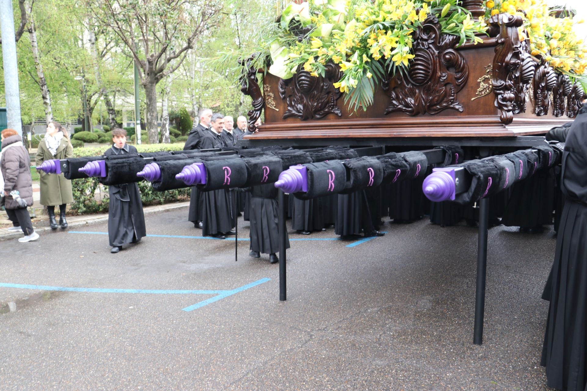 Las imágenes de la salida y procesión de Los Pasos en León