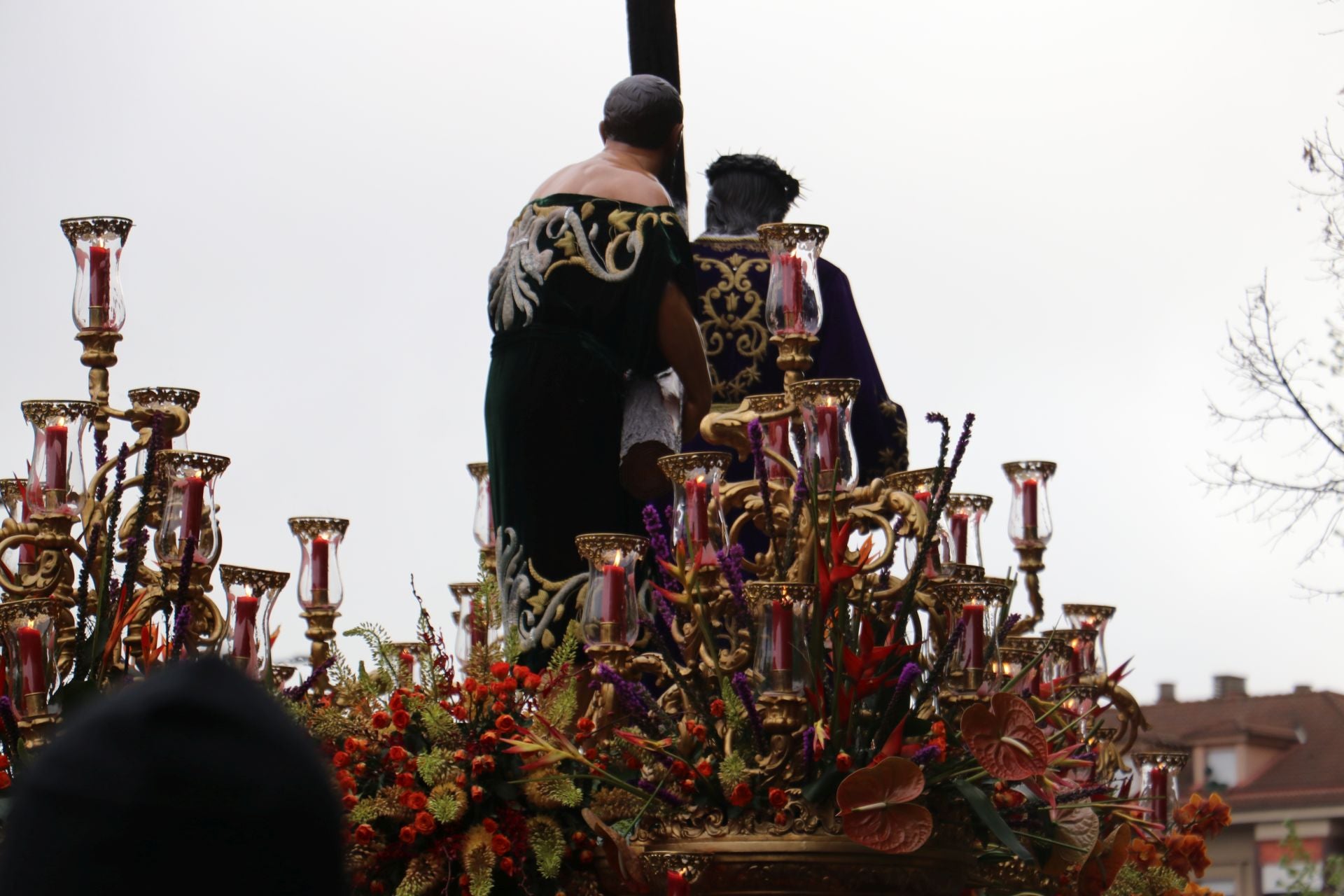 Las imágenes de la salida y procesión de Los Pasos en León