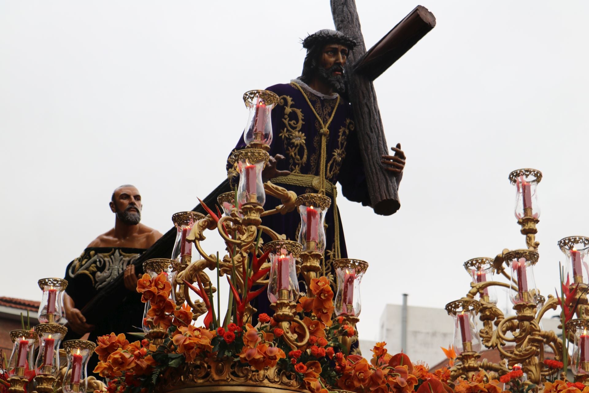 Las imágenes de la salida y procesión de Los Pasos en León