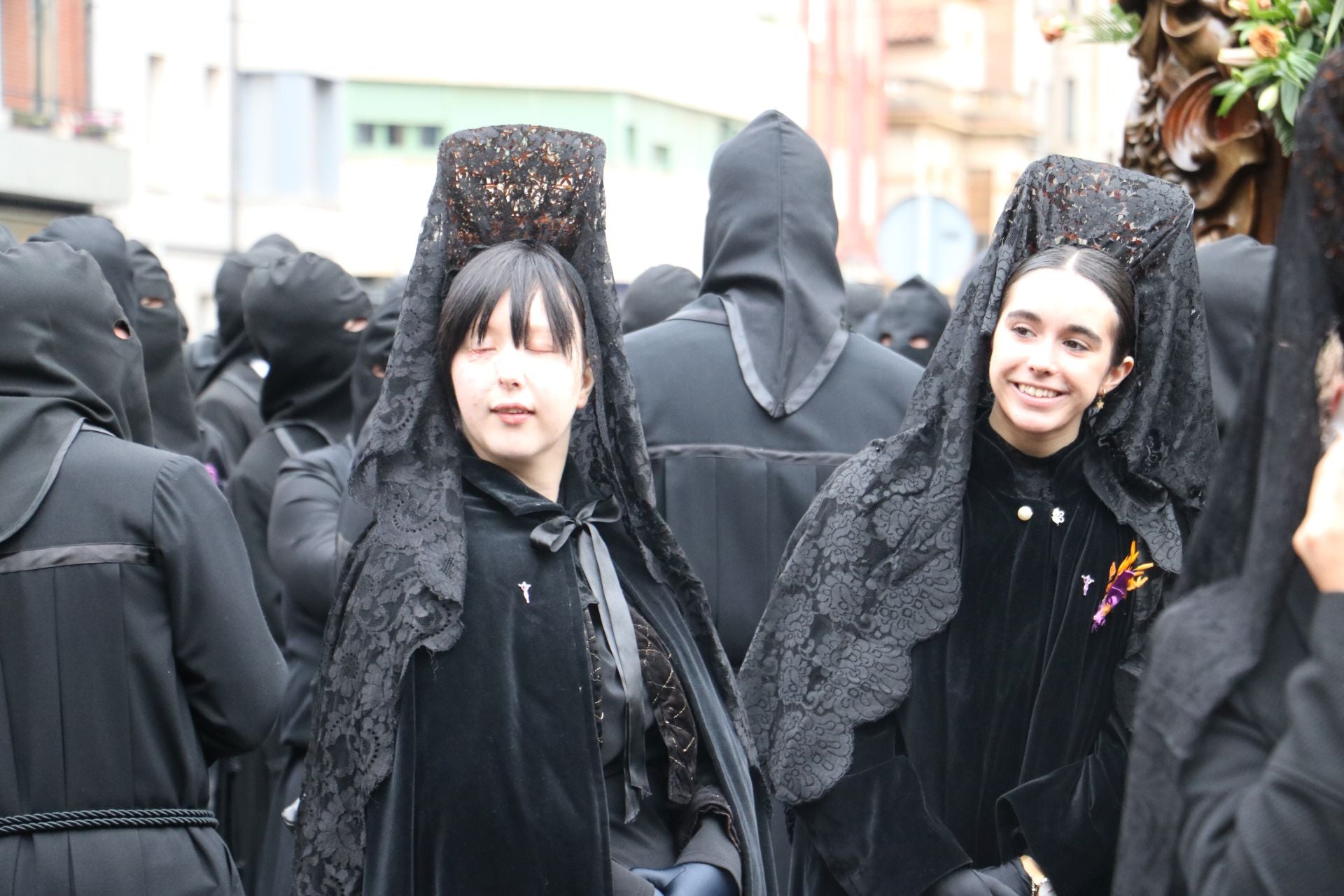 Las imágenes de la salida y procesión de Los Pasos en León