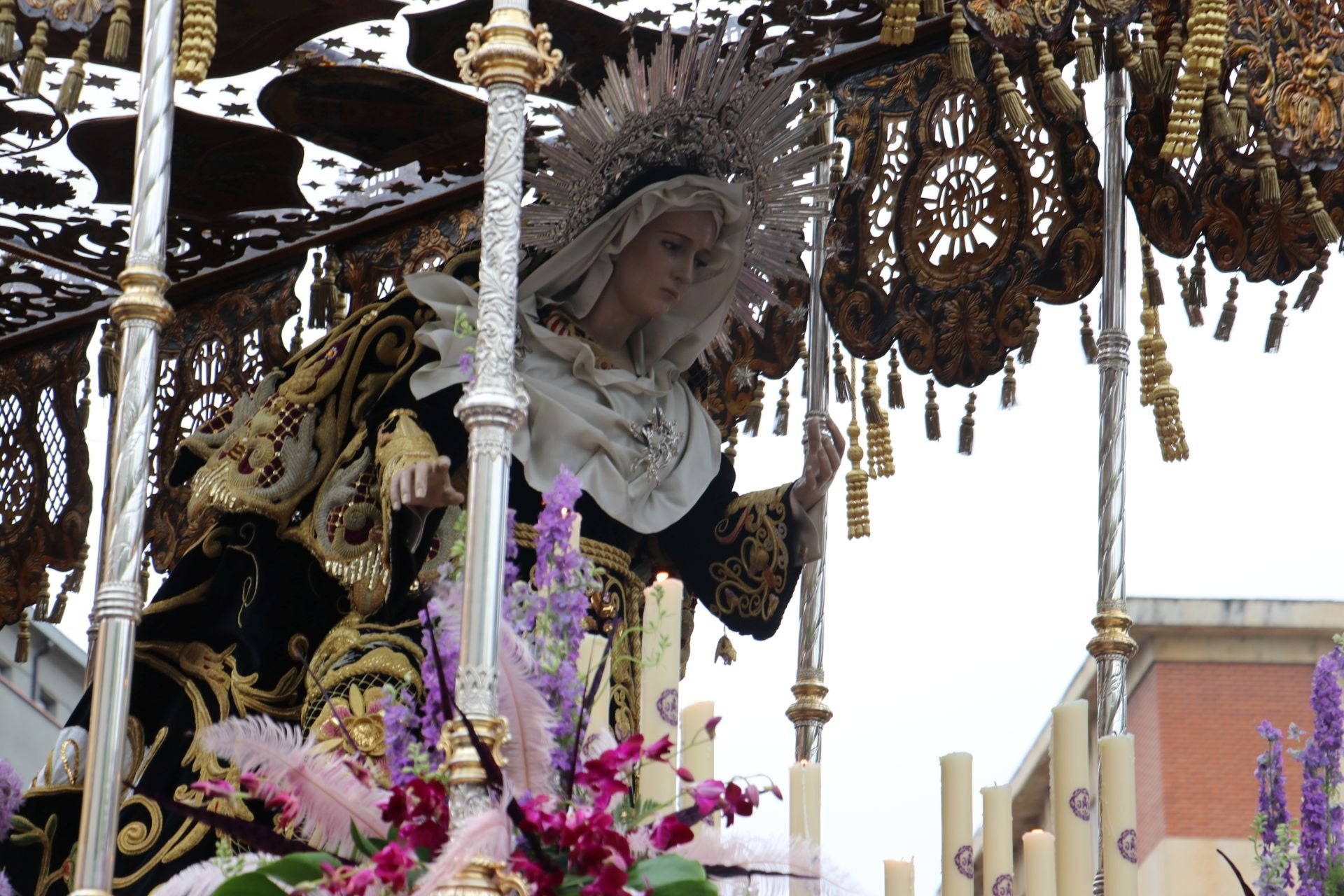 Las imágenes de la salida y procesión de Los Pasos en León