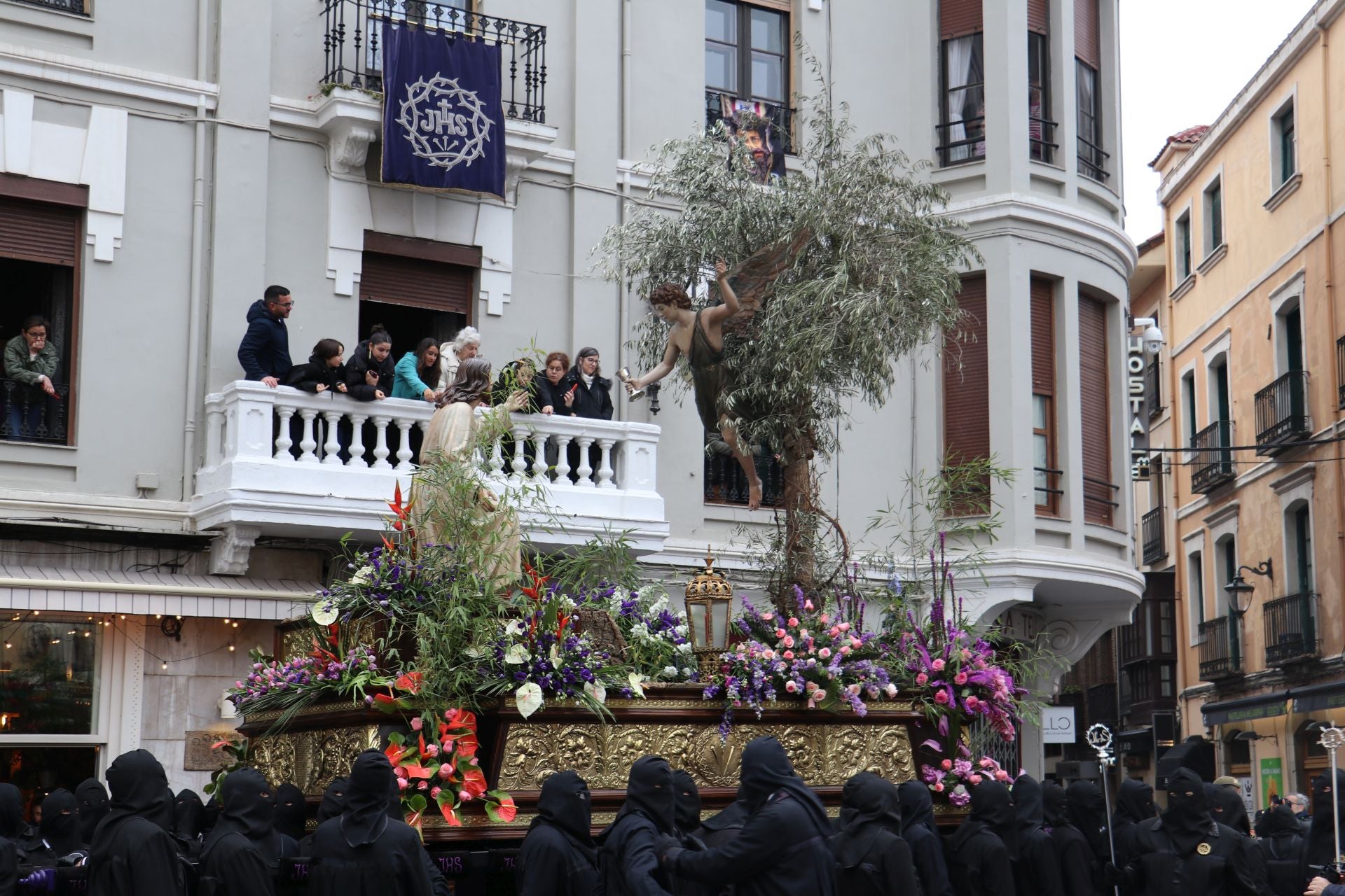 Las imágenes de la salida y procesión de Los Pasos en León