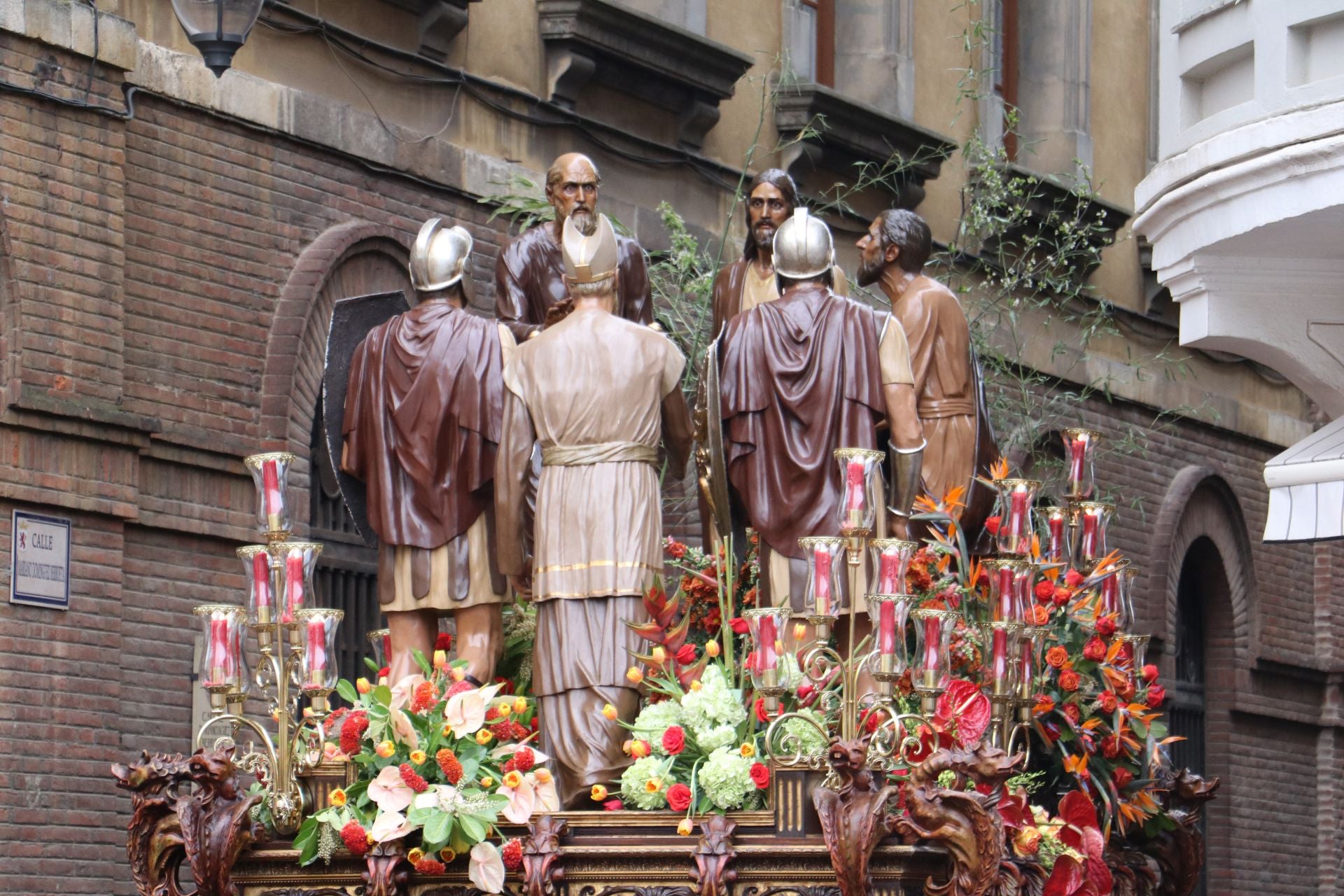 Las imágenes de la salida y procesión de Los Pasos en León