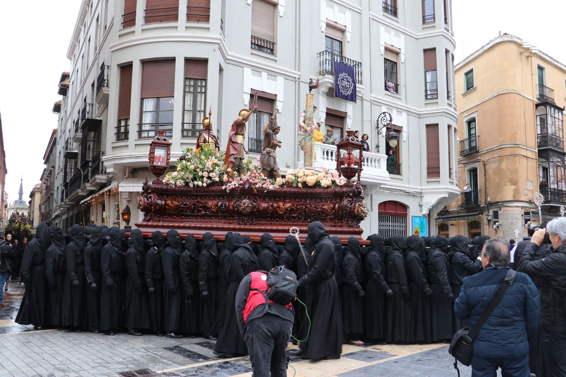 Las imágenes de la salida y procesión de Los Pasos en León