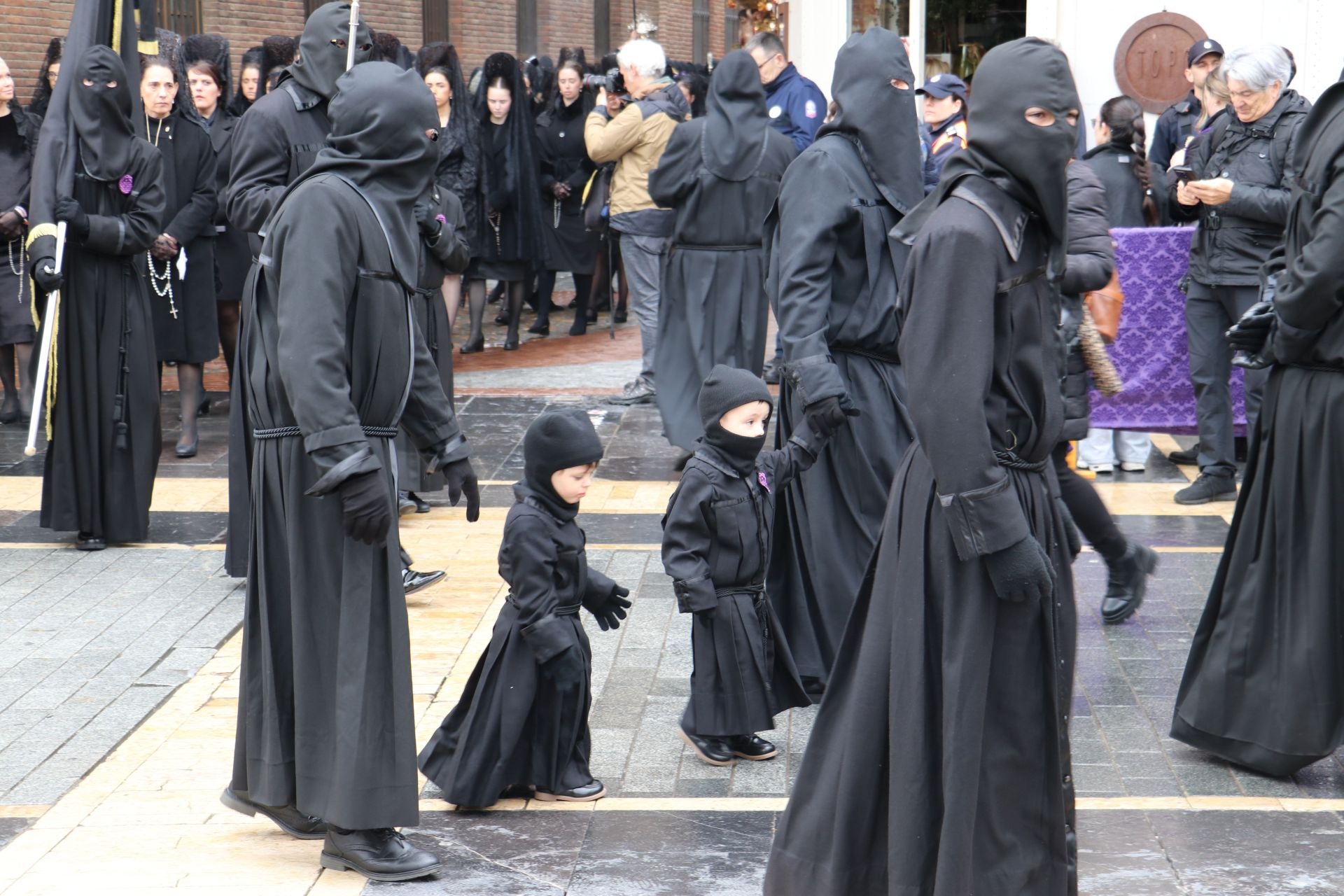 Las imágenes de la salida y procesión de Los Pasos en León