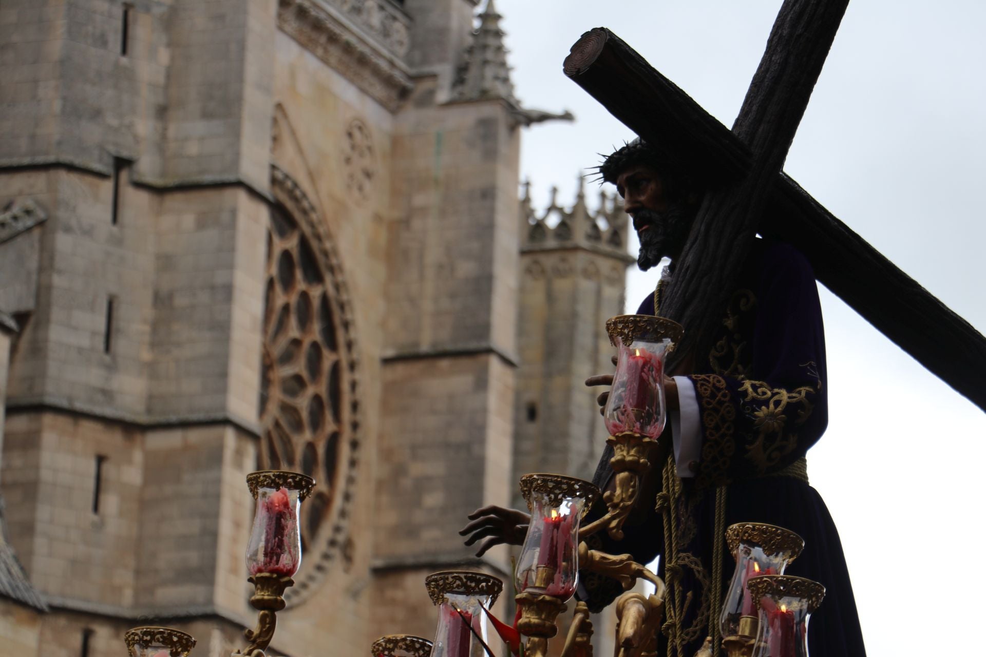 Las imágenes de la salida y procesión de Los Pasos en León