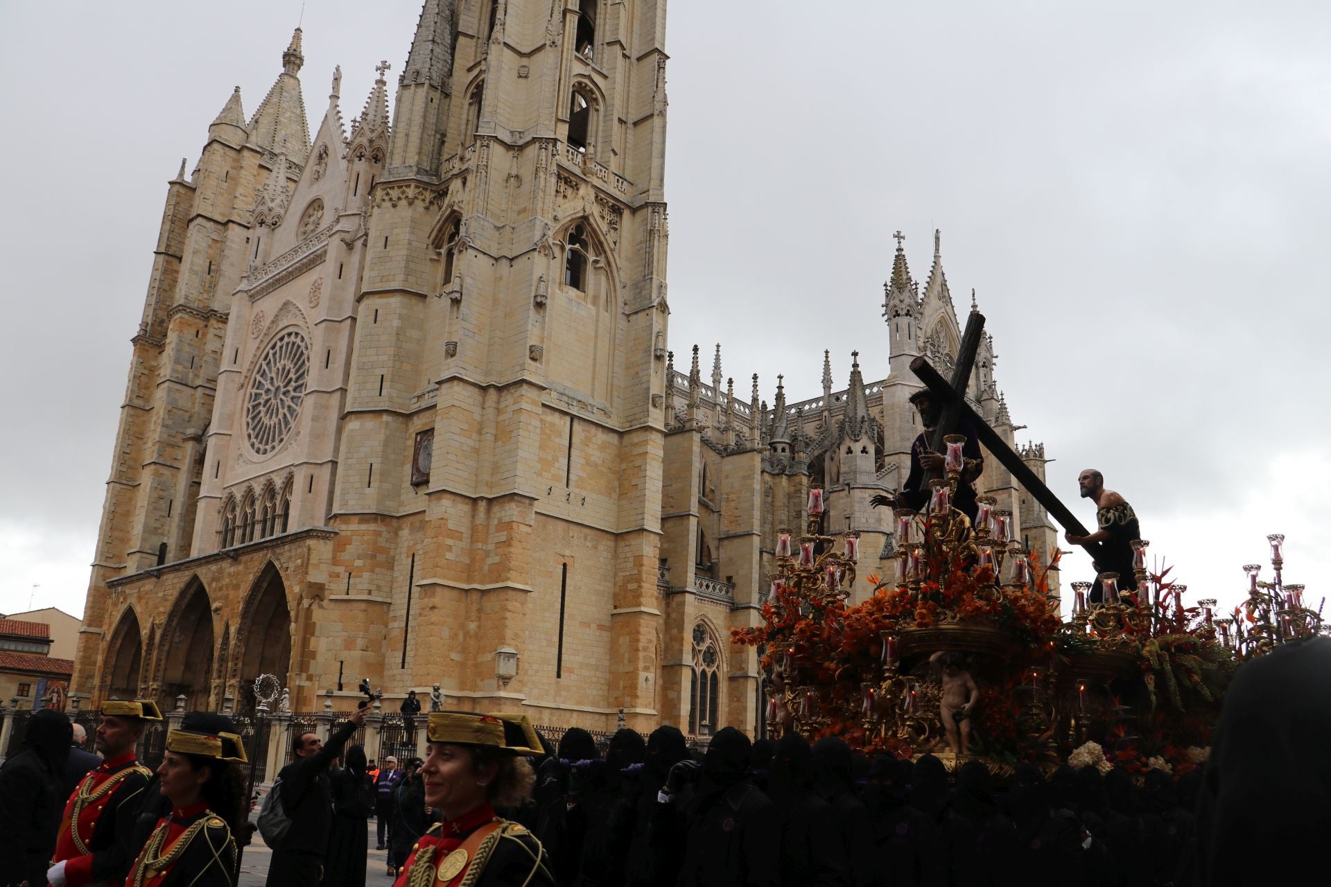 Las imágenes de la salida y procesión de Los Pasos en León