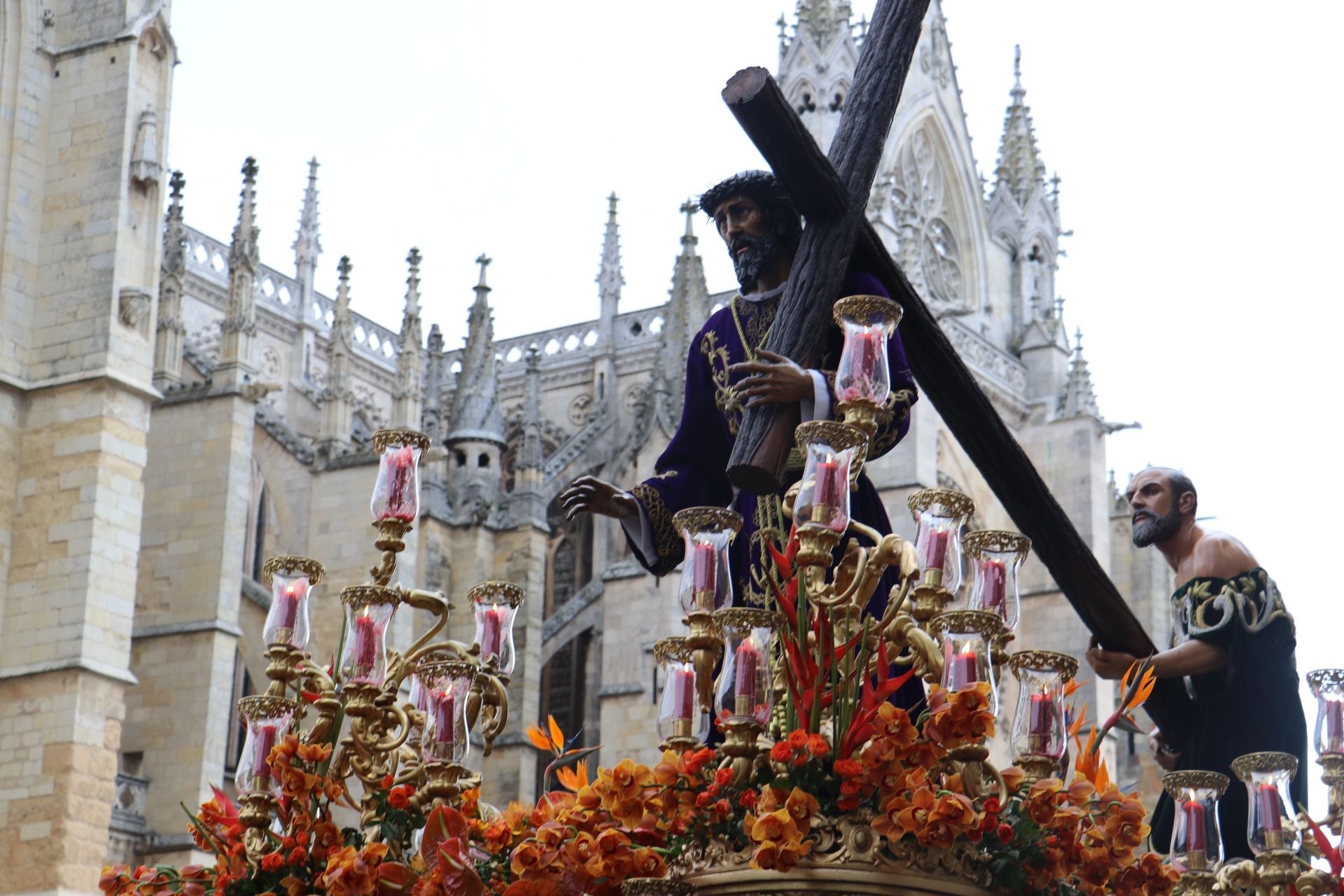 Las imágenes de la salida y procesión de Los Pasos en León