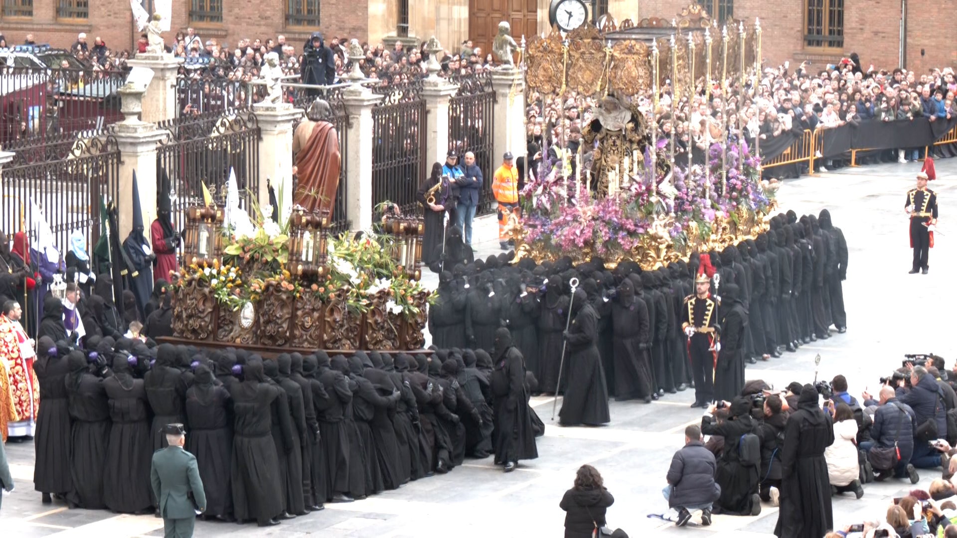 Procesión de Los Pasos, acto del Encuentro frente a la Catedral de León