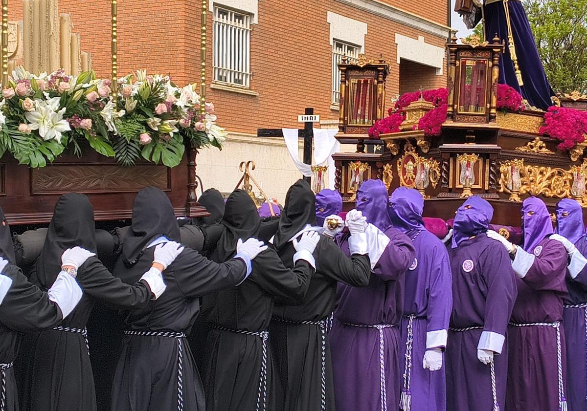 Imagen principal - Procesión de Viernes Santo en Valencia de Don Juan