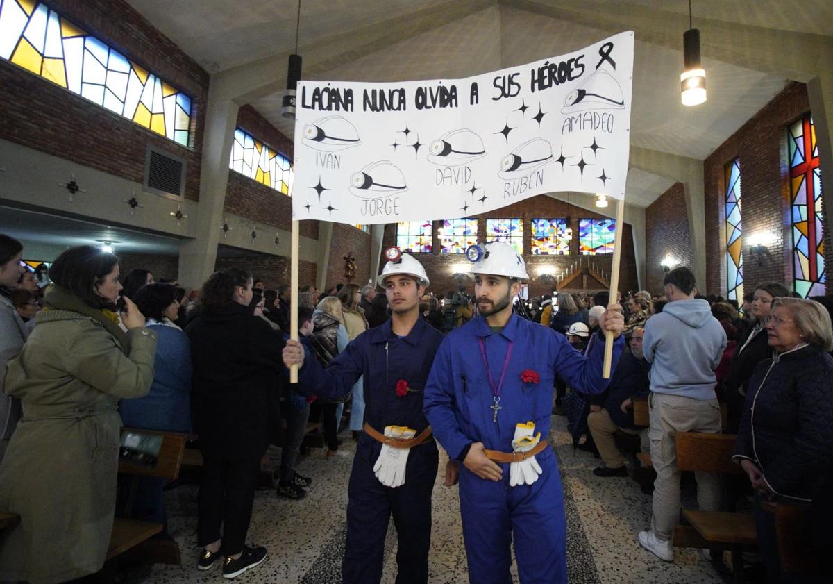 Imagen principal - Acto de la procesión de los mineros en Caboalles de Abajo