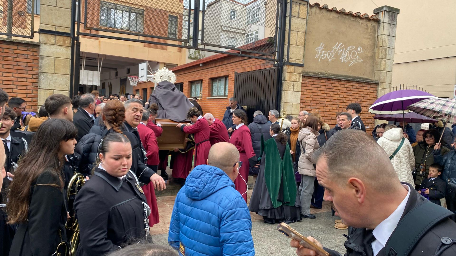 Las imágenes del acto del Desenclavo el Sábado Santo en León