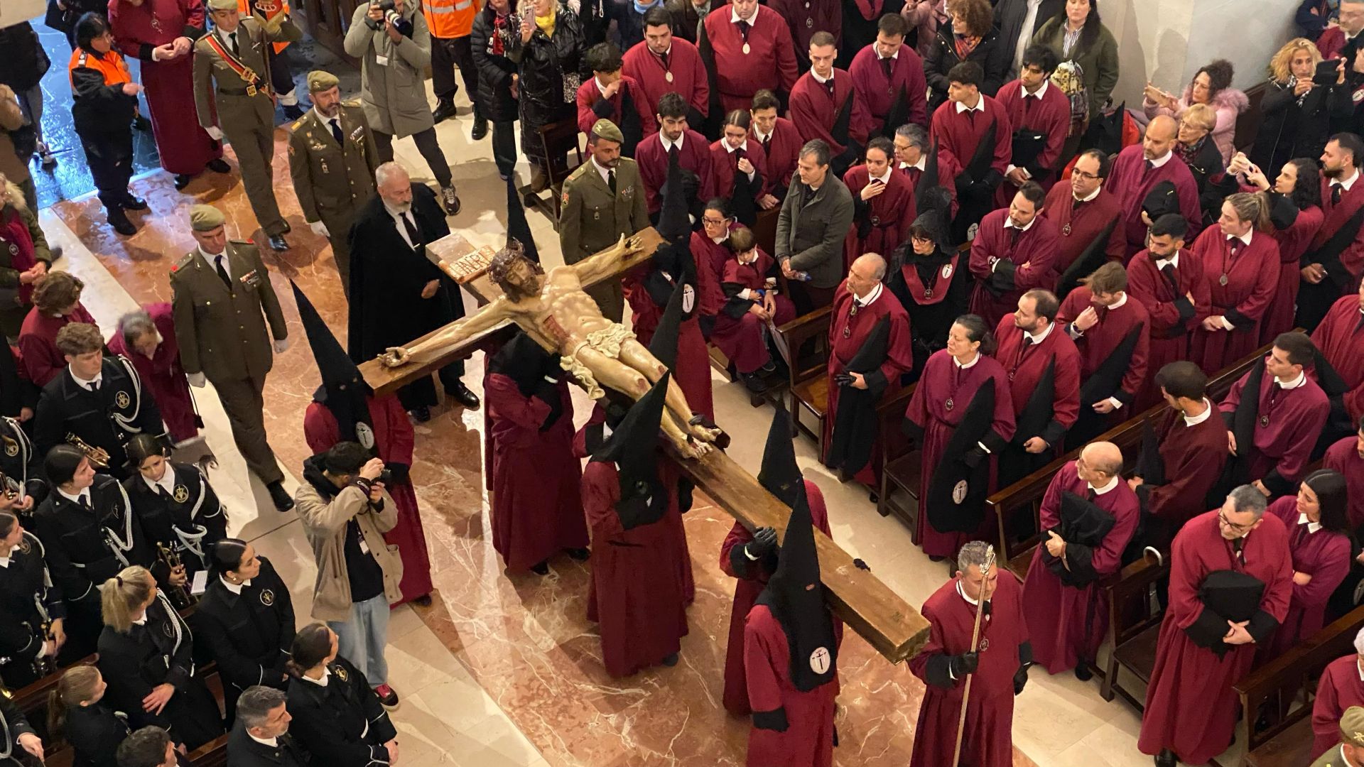 Las imágenes del acto del Desenclavo el Sábado Santo en León
